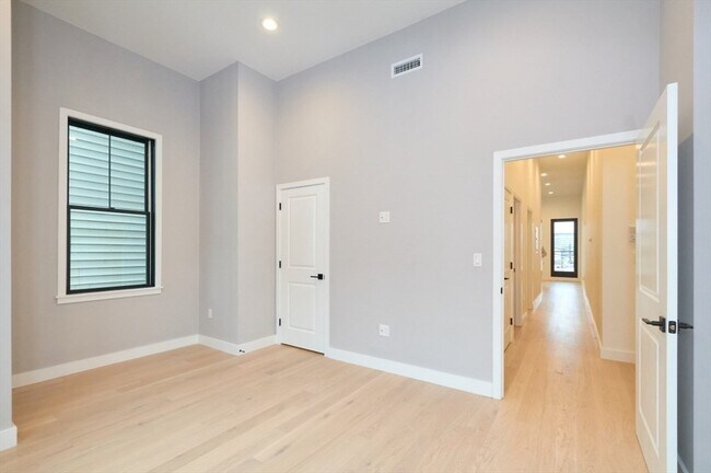 Building Photo - 360 Meridian St