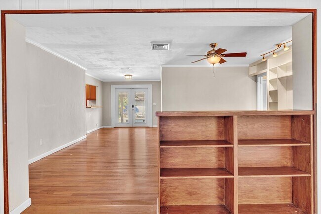 Building Photo - 1527 Mayo St