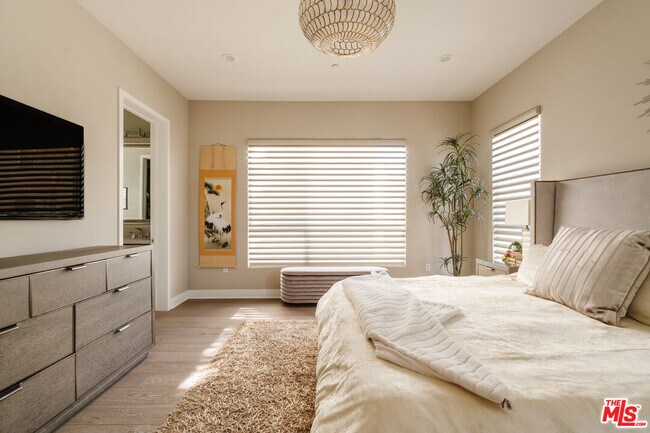 Building Photo - 12765 Bluff Creek Dr