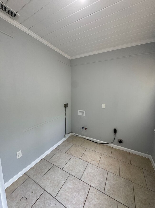 Building Photo - Freshly Renovated 3/2 Single Family in Wes...
