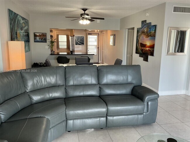 Building Photo - 400 Golden Isles Dr