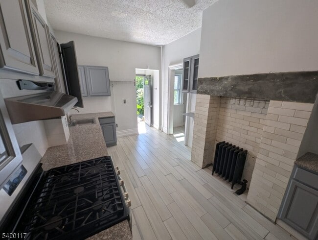 Building Photo - 124 2nd Ave