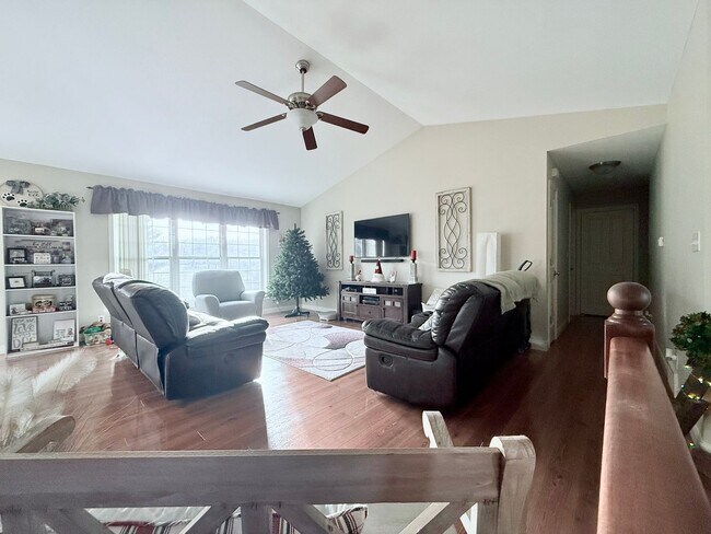 Building Photo - 5 Bed 3 Bath House in Waverly, IA