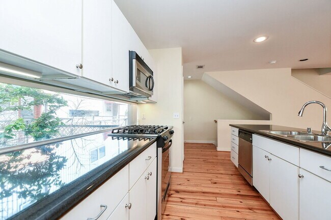 Building Photo - 824 Robin St
