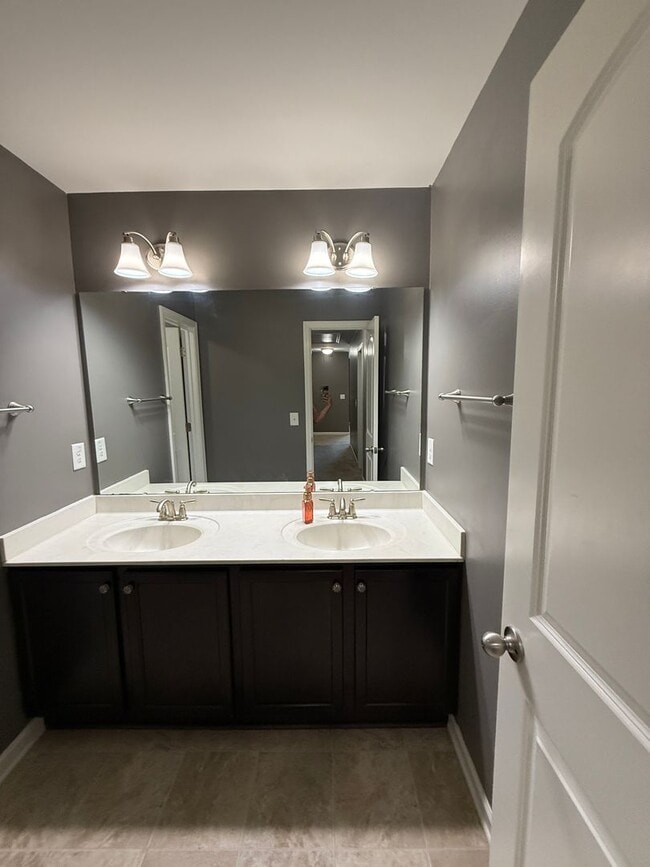 Building Photo - Gorgeous 3 Bed 2.5 Bath Plus Loft Home on ...