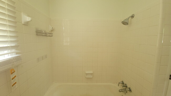 Building Photo - "2-Bedroom Retreat with Located in the 5 P...