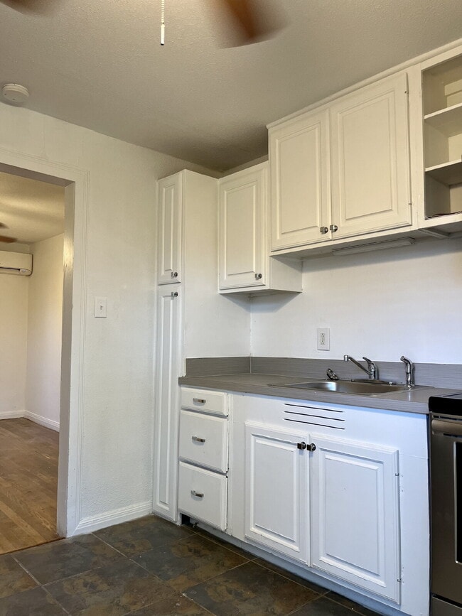 Building Photo - Convenient 1 Bedroom Apartment - Close to ...