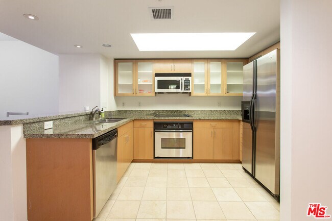 Building Photo - 13700 Marina Pointe Dr