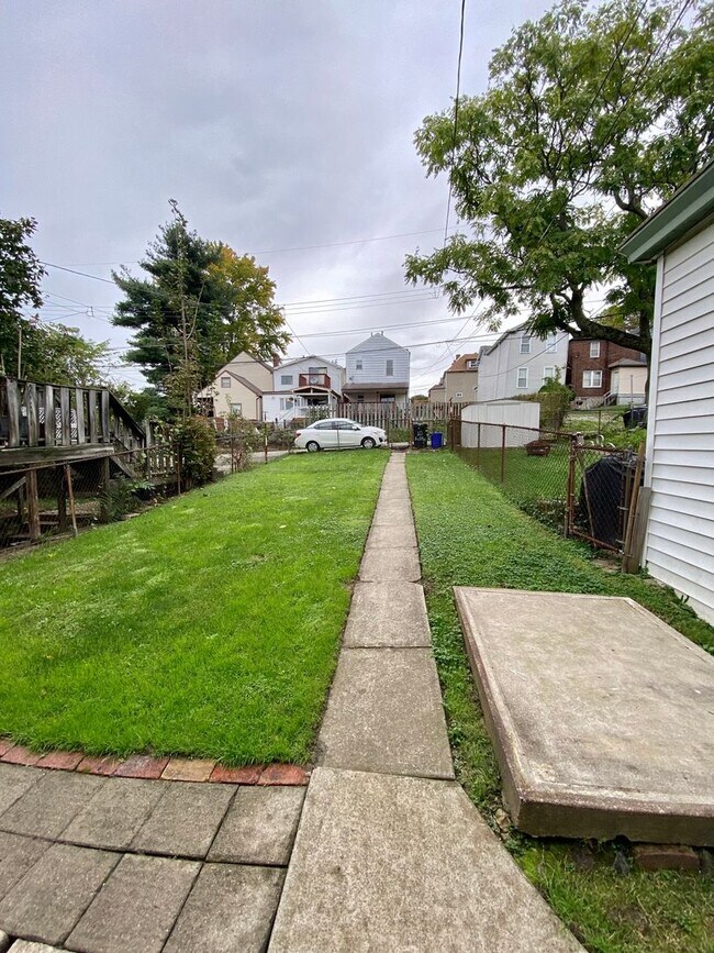 Building Photo - Renovated 2 Bed/1.5 Bath on a Quiet Street in Mt. Washington!  Available July1st!