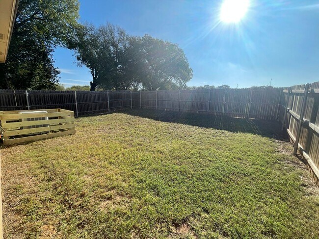 Building Photo - 105-107 Sunburst Court