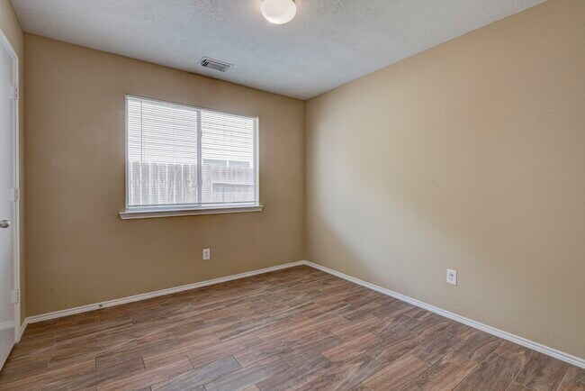 Building Photo - 1402 Sycamore Leaf Way