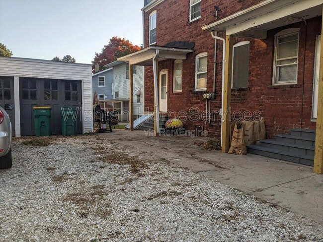 Building Photo - 591 Clark St