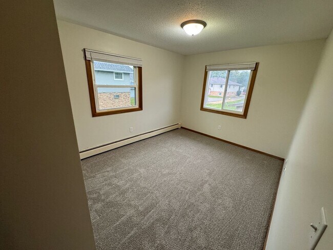 Building Photo - Renovated 2-bedroom 1-bathroom