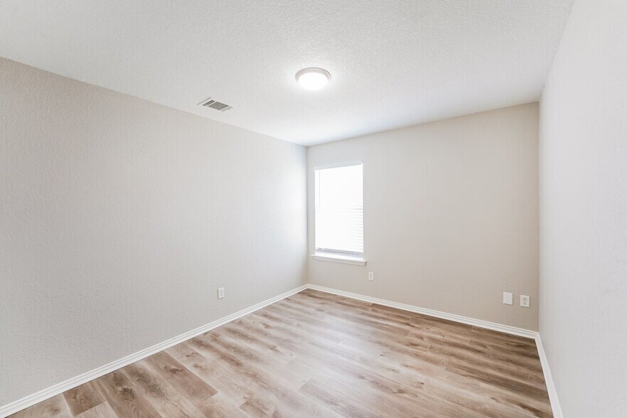 Building Photo - 1602 Sabine Dr