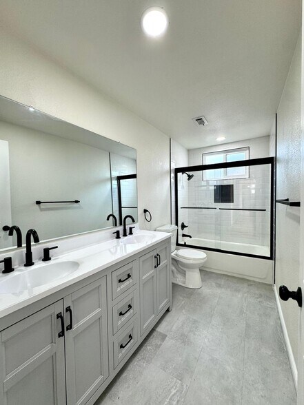 Building Photo - 251 E Heather St