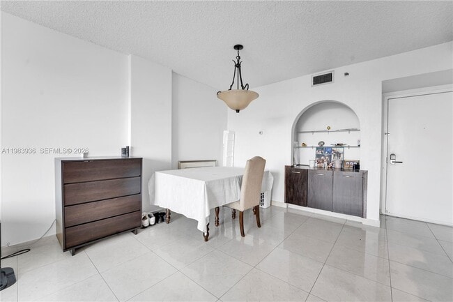 Building Photo - 919 Hillcrest Dr