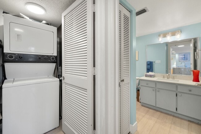 Building Photo - Huge Double sized Condo Overlooking The Ma...