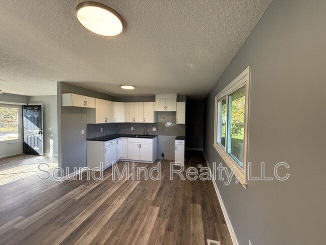 Building Photo - 105 Sycamore St