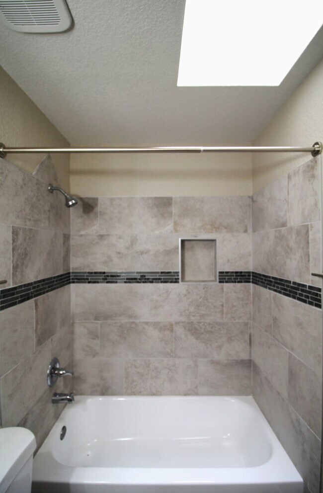 Building Photo - Beautiful Northeast Home -Utilities are a ...