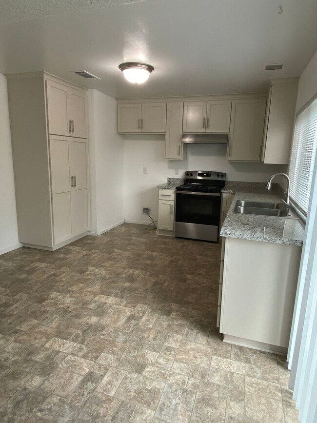 Building Photo - Available NOW - Cute 3 Bed 2 bath home in ...