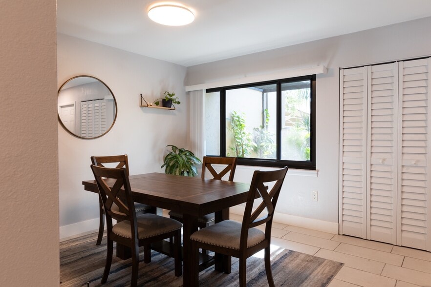 Dining Room - 906 Sunridge Dr