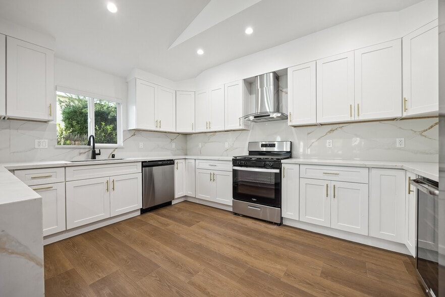 Building Photo - 212 W 64th St