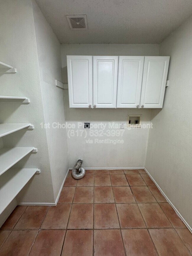 Building Photo - 304 E Clover Park Dr