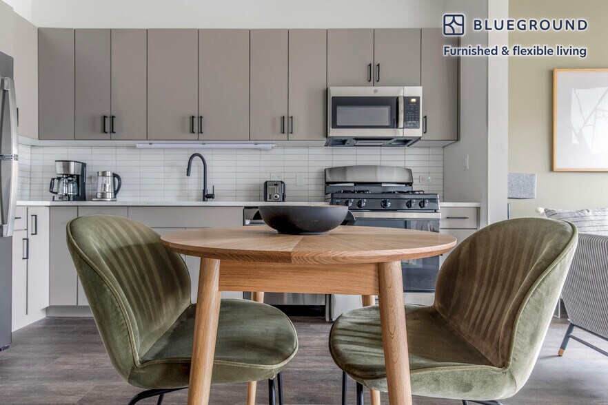 Building Photo - 411 W Chicago Ave