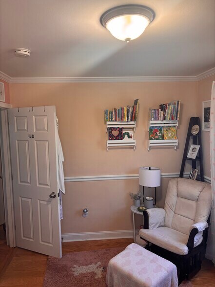 Building Photo - 466 Windsor Dr