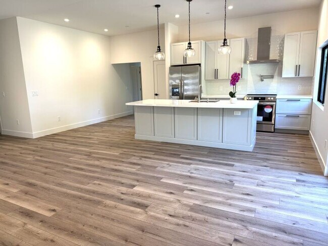 Building Photo - Beautifully Renovated, Pet Friendly Novato...