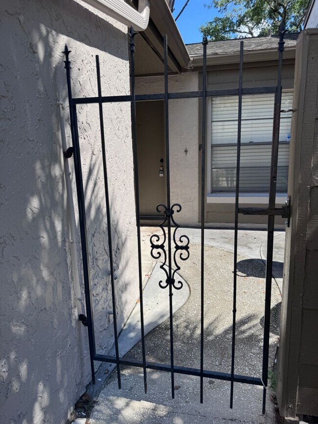 Building Photo - 152 Carolwood Blvd