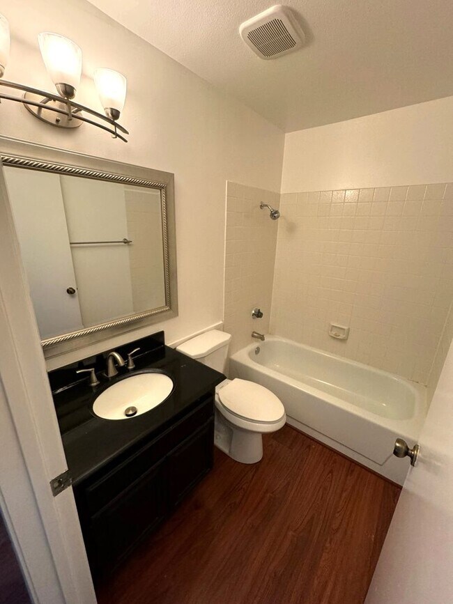 Building Photo - Quaint Home in Quiet East Ventura Neighborhood