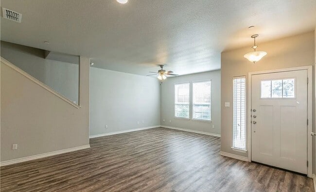 Building Photo - AVAILABLE NOW - Cozy Temple Townhome
