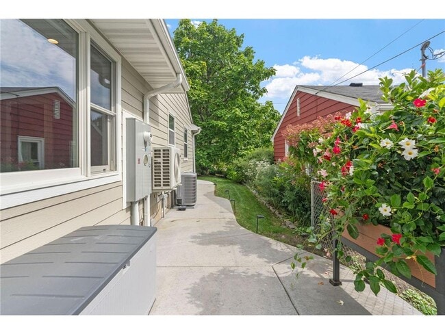 Building Photo - 263 Lexington Parkway S