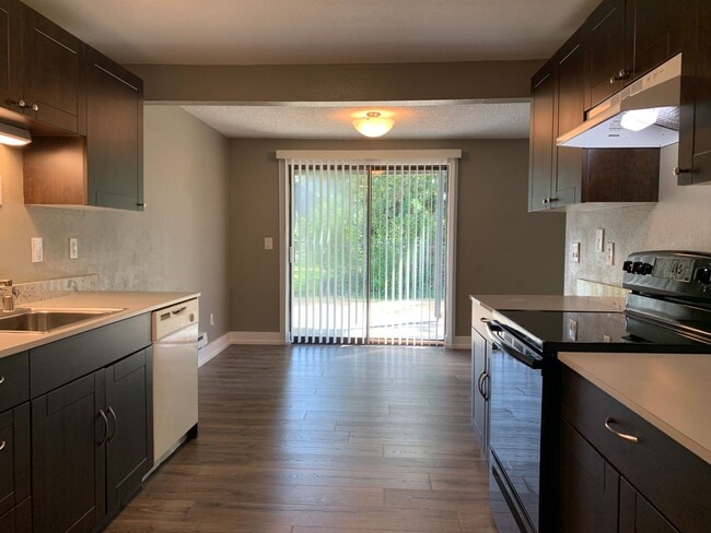Building Photo - 2 Bedroom/1bath in Tacoma - 4Plex APPLICAT...