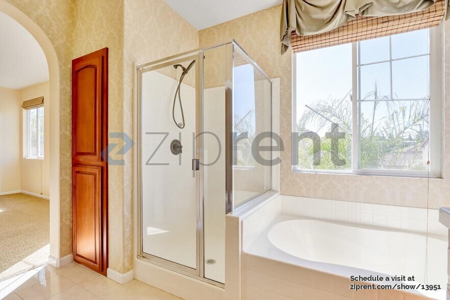 Building Photo - 704 Moore Way