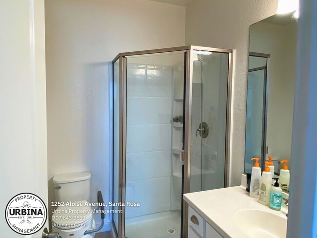 Building Photo - Newer Home, Beautiful Santa Rosa Property!