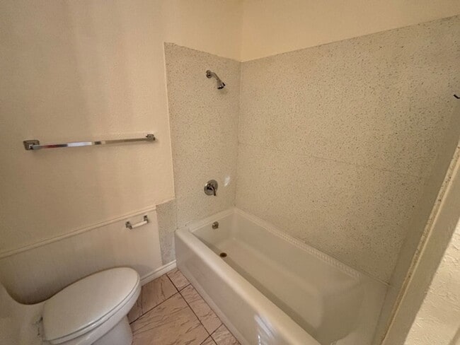 Building Photo - Cute little duplex in Hurst off of Pipelin...