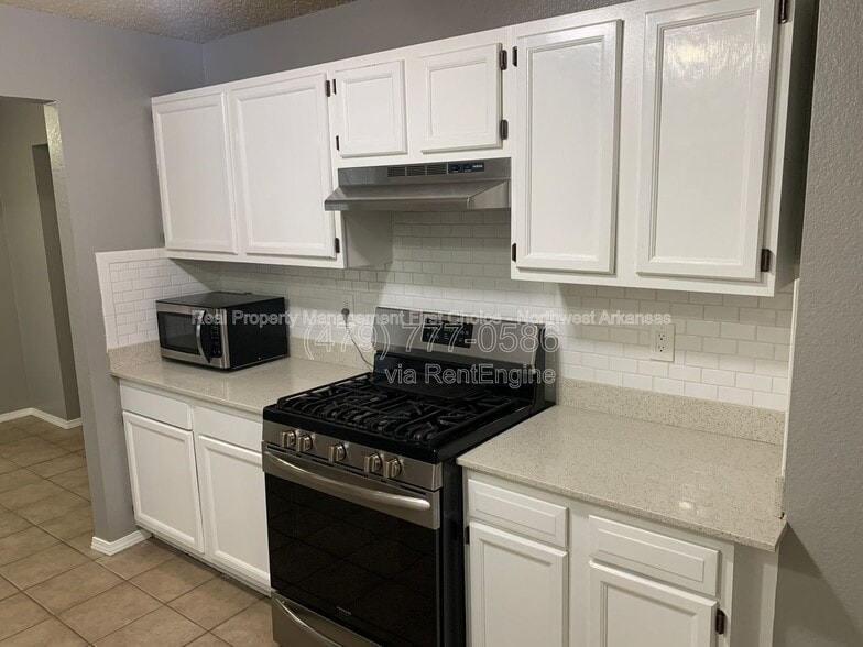 Building Photo - 509 E Pinion St