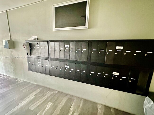 Building Photo - 13285 NE 6th Ave