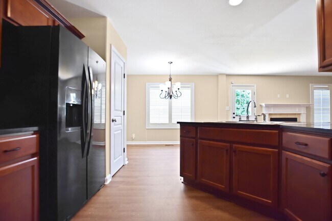 Building Photo - Pet Friendly Three Bedroom!