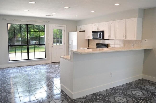 Building Photo - 6400 Santos St