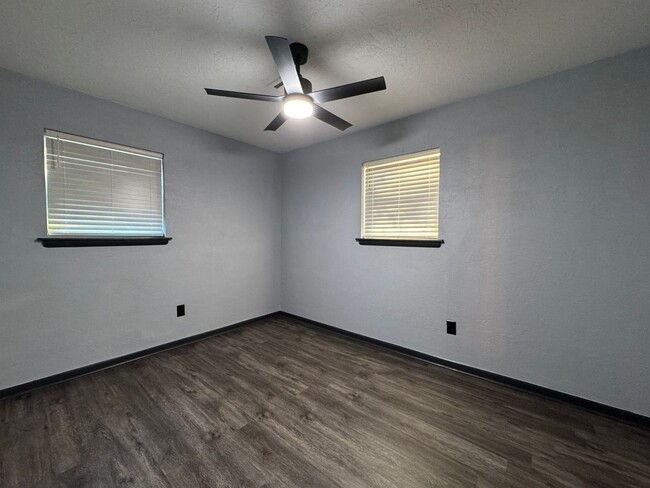 Building Photo - 505 SW 69th- New Year move in special- JAN...