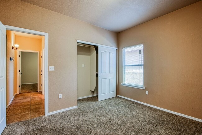 Building Photo - Beautiful East side House 3 bed-2.5 baths in front of Park