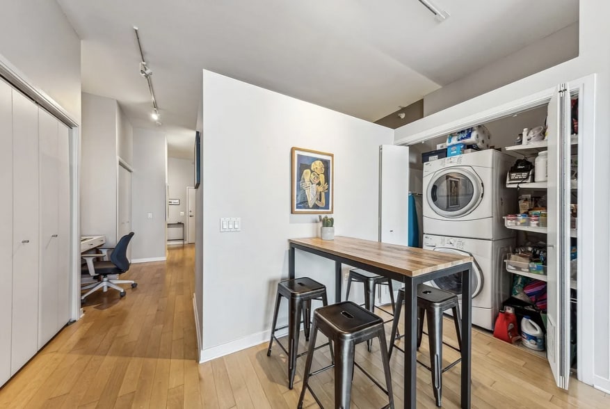 Building Photo - 860 W Blackhawk St