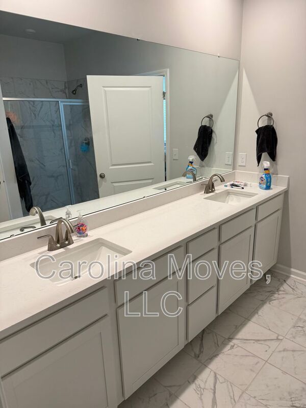 Building Photo - 717 Isleworth Ln