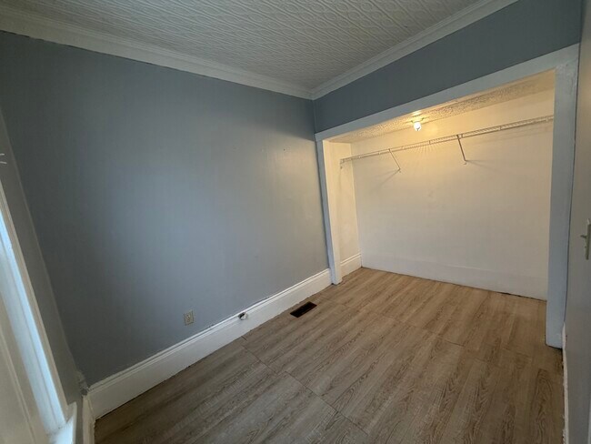 Building Photo - 121 Schiller Ave