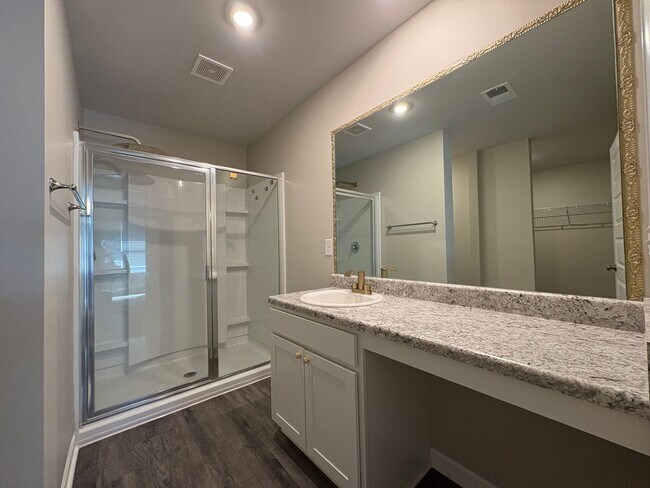 Building Photo - 3 bed, 2 bath available for rent now!