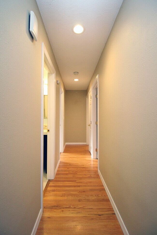 Building Photo - Gorgeous, Remodeled 3 Bed/2 Bath Mid-Century Ranch on Huge Lot – Lake Oswego!