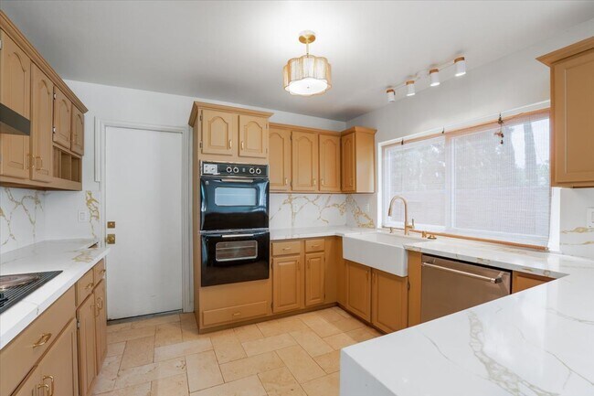 Building Photo - 7365 Pomelo Dr